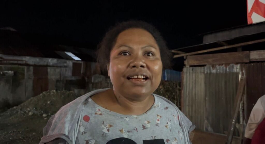 Novita Sawaki, seorang ibu rumah tangga, yang turut datang bersama anaknya di Toko Meriah untuk melihat kedatangan Wapres RI, Gibran Rakabuming Raka, di Mimika, Papua Tengah. (Foto: Galeri Papua/Endy Langobelen)