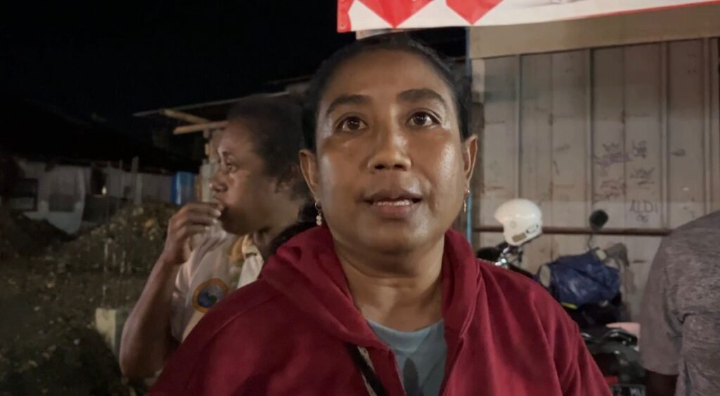 Aleda Warinussy, seorang ibu rumah tangga yang turut datang bersama anaknya di Toko Meriah untuk melihat kedatangan Wapres RI, Gibran Rakabuming Raka, di Mimika, Papua Tengah. (Foto: Galeri Papua/Endy Langobelen)