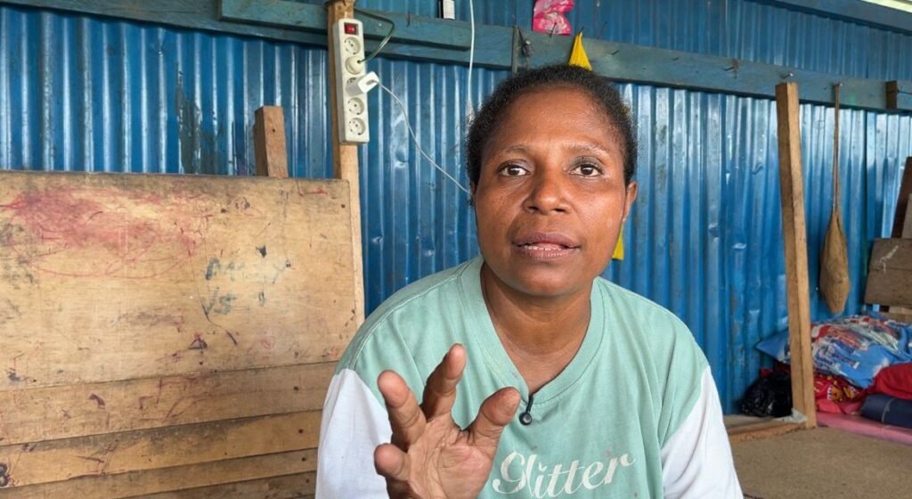 Pedagang pinang, Ira Apoka yang suaminya juga merupakan korban mogok kerja (Moker) PT Freeport Indonesia. (Foto: Galeri Papua/Endy Langobelen)