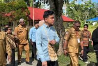 Wapres RI, Gibran Rakabuming Raka, berkunjung ke sekolah asrama Sentra Pendidikan di Jalan Poros SP2-SP5, Mimika, Papua Tengah. (Foto: Galeri Papua/Endy Langobelen)