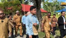 Wapres RI, Gibran Rakabuming Raka, berkunjung ke sekolah asrama Sentra Pendidikan di Jalan Poros SP2-SP5, Mimika, Papua Tengah. (Foto: Galeri Papua/Endy Langobelen)