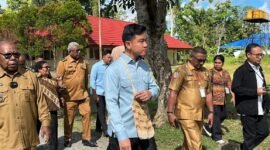 Wapres RI, Gibran Rakabuming Raka, berkunjung ke sekolah asrama Sentra Pendidikan di Jalan Poros SP2-SP5, Mimika, Papua Tengah. (Foto: Galeri Papua/Endy Langobelen)