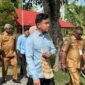 Wapres RI, Gibran Rakabuming Raka, berkunjung ke sekolah asrama Sentra Pendidikan di Jalan Poros SP2-SP5, Mimika, Papua Tengah. (Foto: Galeri Papua/Endy Langobelen)