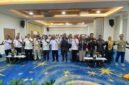 Foto bersama pembukaan kegiatan evaluasi kinerja pelayanan publik yang digelar oleh Disdukcapil Kabupaten Mimika di Ballroom Hotel Horison Ultima, Timika, Rabu (22/4/2026). (Foto: Istimewa)