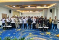 Foto bersama pembukaan kegiatan evaluasi kinerja pelayanan publik yang digelar oleh Disdukcapil Kabupaten Mimika di Ballroom Hotel Horison Ultima, Timika, Rabu (22/4/2026). (Foto: Istimewa)