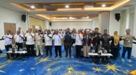 Foto bersama pembukaan kegiatan evaluasi kinerja pelayanan publik yang digelar oleh Disdukcapil Kabupaten Mimika di Ballroom Hotel Horison Ultima, Timika, Rabu (22/4/2026). (Foto: Istimewa)