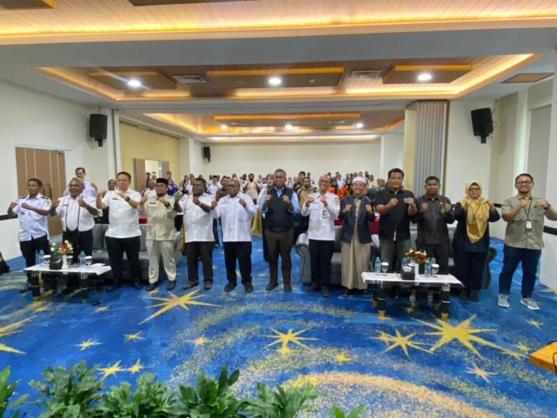 Foto bersama pembukaan kegiatan evaluasi kinerja pelayanan publik yang digelar oleh Disdukcapil Kabupaten Mimika di Ballroom Hotel Horison Ultima, Timika, Rabu (22/4/2026). (Foto: Istimewa)