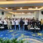 Foto bersama pembukaan kegiatan evaluasi kinerja pelayanan publik yang digelar oleh Disdukcapil Kabupaten Mimika di Ballroom Hotel Horison Ultima, Timika, Rabu (22/4/2026). (Foto: Istimewa)