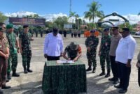 Penandatanganan berita acara kerja sama Pemkab Mimika dan Kodim 1710/Mimika dalam rangka akselerasi TMMD ke-128. (Foto: Galeri Papua/Ahmad)