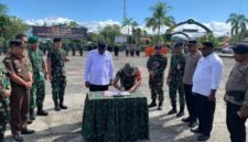 Penandatanganan berita acara kerja sama Pemkab Mimika dan Kodim 1710/Mimika dalam rangka akselerasi TMMD ke-128. (Foto: Galeri Papua/Ahmad)