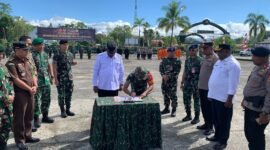 Penandatanganan berita acara kerja sama Pemkab Mimika dan Kodim 1710/Mimika dalam rangka akselerasi TMMD ke-128. (Foto: Galeri Papua/Ahmad)