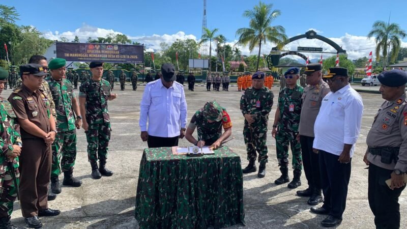 Penandatanganan berita acara kerja sama Pemkab Mimika dan Kodim 1710/Mimika dalam rangka akselerasi TMMD ke-128. (Foto: Galeri Papua/Ahmad)