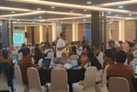 Pemateri dari Kemendagri memamaparkan materi dalam Sosialisasi Digitalisasi Pelaporan Inovasi Daerah di Ballroom Hotel Horizon Diana, Timika, Papua Tengah pada selasa (21/4/26). (Foto: Galeri Papua/Kevin Kurni)