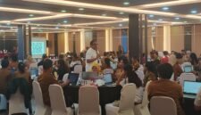 Pemateri dari Kemendagri memamaparkan materi dalam Sosialisasi Digitalisasi Pelaporan Inovasi Daerah di Ballroom Hotel Horizon Diana, Timika, Papua Tengah pada selasa (21/4/26). (Foto: Galeri Papua/Kevin Kurni)