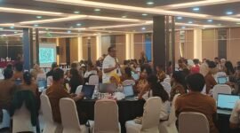 Pemateri dari Kemendagri memamaparkan materi dalam Sosialisasi Digitalisasi Pelaporan Inovasi Daerah di Ballroom Hotel Horizon Diana, Timika, Papua Tengah pada selasa (21/4/26). (Foto: Galeri Papua/Kevin Kurni)