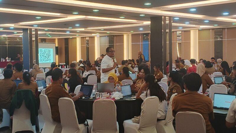 Pemateri dari Kemendagri memamaparkan materi dalam Sosialisasi Digitalisasi Pelaporan Inovasi Daerah di Ballroom Hotel Horizon Diana, Timika, Papua Tengah pada selasa (21/4/26). (Foto: Galeri Papua/Kevin Kurni)