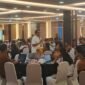 Pemateri dari Kemendagri memamaparkan materi dalam Sosialisasi Digitalisasi Pelaporan Inovasi Daerah di Ballroom Hotel Horizon Diana, Timika, Papua Tengah pada selasa (21/4/26). (Foto: Galeri Papua/Kevin Kurni)