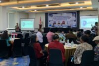 Pemaparan materi oleh narasumber dari Ombudsman RI Perwakilan Papua dalam kegiatan FKP yang diselenggarakan Disdukcapil Kabupaten Mimika di Horison Ultima, Kamis (23/4/2026). (Foto: Galeri Papua/Ahmad)