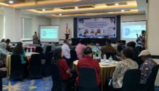 Pemaparan materi oleh narasumber dari Ombudsman RI Perwakilan Papua dalam kegiatan FKP yang diselenggarakan Disdukcapil Kabupaten Mimika di Horison Ultima, Kamis (23/4/2026). (Foto: Galeri Papua/Ahmad)