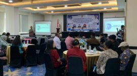 Pemaparan materi oleh narasumber dari Ombudsman RI Perwakilan Papua dalam kegiatan FKP yang diselenggarakan Disdukcapil Kabupaten Mimika di Horison Ultima, Kamis (23/4/2026). (Foto: Galeri Papua/Ahmad)