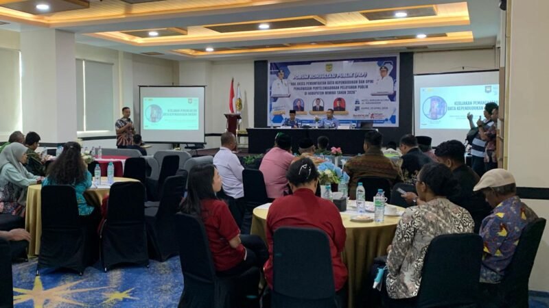 Pemaparan materi oleh narasumber dari Ombudsman RI Perwakilan Papua dalam kegiatan FKP yang diselenggarakan Disdukcapil Kabupaten Mimika di Horison Ultima, Kamis (23/4/2026). (Foto: Galeri Papua/Ahmad)
