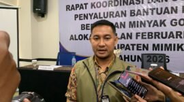 Kepala Perum Bulog KC Timika, Dedy Wahyudi saat ditemui wartawan usai rapat koordinasi di Ballroom Hotel Horison Ultima Timika, Kamis (23/4/2026). (Foto: Galeri Papua/Ahmad)