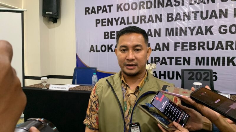 Kepala Perum Bulog KC Timika, Dedy Wahyudi saat ditemui wartawan usai rapat koordinasi di Ballroom Hotel Horison Ultima Timika, Kamis (23/4/2026). (Foto: Galeri Papua/Ahmad)