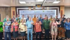 Foto bersama dalam Rapat Kordinasi Lintas Sektor Percepatan Penurunan Stunting yang di Gelar di ruang rapat Badan Perencanaan Pembangunan Daerah, Jl.Mayon, Mimika, Papua Tengah, pada Kamis (23/4/26). (Foto: Galeri Papua/ Kevin Kurni)