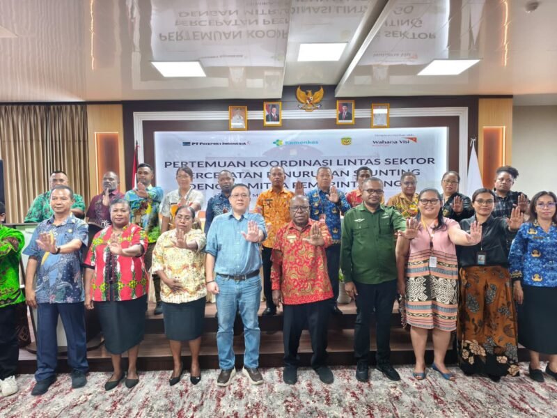 Foto bersama dalam Rapat Kordinasi Lintas Sektor Percepatan Penurunan Stunting yang di Gelar di ruang rapat Badan Perencanaan Pembangunan Daerah, Jl.Mayon, Mimika, Papua Tengah, pada Kamis (23/4/26). (Foto: Galeri Papua/ Kevin Kurni)