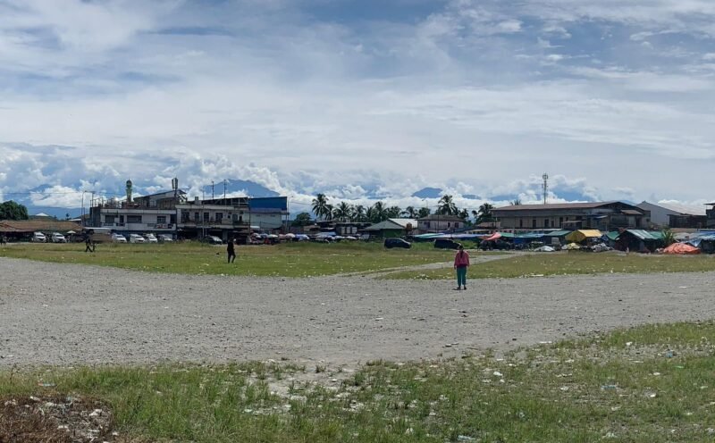 Lapangan Pasar Lama Timika yang akan dijadikan ruang terbuka hijau. (Foto: Galeri Papua/Ahmad)