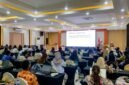 Para peserta mengikuti pemaparan materi oleh narasumber dalam kegiatan Penguatan Program Malaria dan Pemberian Primakuin Dosis Tinggi sebagai Terapi Radikal Malaria Vivax di Puskesmas Kabupaten Mimika, di Multipurpose Room Grand Tembaga Hotel, Jumat (24/4/2026). (Foto: Galeri Papua/Ahmad)