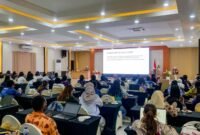 Para peserta mengikuti pemaparan materi oleh narasumber dalam kegiatan Penguatan Program Malaria dan Pemberian Primakuin Dosis Tinggi sebagai Terapi Radikal Malaria Vivax di Puskesmas Kabupaten Mimika, di Multipurpose Room Grand Tembaga Hotel, Jumat (24/4/2026). (Foto: Galeri Papua/Ahmad)