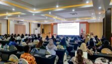 Para peserta mengikuti pemaparan materi oleh narasumber dalam kegiatan Penguatan Program Malaria dan Pemberian Primakuin Dosis Tinggi sebagai Terapi Radikal Malaria Vivax di Puskesmas Kabupaten Mimika, di Multipurpose Room Grand Tembaga Hotel, Jumat (24/4/2026). (Foto: Galeri Papua/Ahmad)