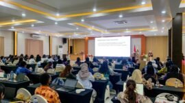 Para peserta mengikuti pemaparan materi oleh narasumber dalam kegiatan Penguatan Program Malaria dan Pemberian Primakuin Dosis Tinggi sebagai Terapi Radikal Malaria Vivax di Puskesmas Kabupaten Mimika, di Multipurpose Room Grand Tembaga Hotel, Jumat (24/4/2026). (Foto: Galeri Papua/Ahmad)