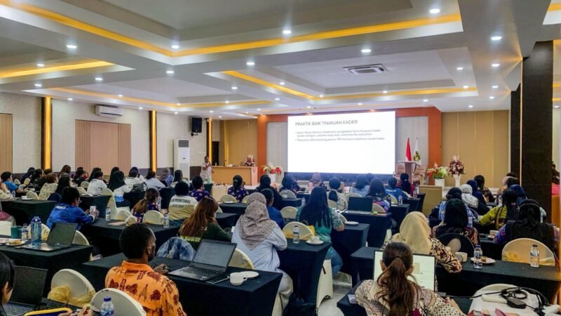 Para peserta mengikuti pemaparan materi oleh narasumber dalam kegiatan Penguatan Program Malaria dan Pemberian Primakuin Dosis Tinggi sebagai Terapi Radikal Malaria Vivax di Puskesmas Kabupaten Mimika, di Multipurpose Room Grand Tembaga Hotel, Jumat (24/4/2026). (Foto: Galeri Papua/Ahmad)