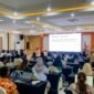 Para peserta mengikuti pemaparan materi oleh narasumber dalam kegiatan Penguatan Program Malaria dan Pemberian Primakuin Dosis Tinggi sebagai Terapi Radikal Malaria Vivax di Puskesmas Kabupaten Mimika, di Multipurpose Room Grand Tembaga Hotel, Jumat (24/4/2026). (Foto: Galeri Papua/Ahmad)