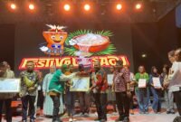 Penyerahan piagam diwakili oleh Wakil Gubernur Papua, Aryoko Alberto Ferdinand Rumaropen, kepada Art Director Tifa Creative, Alfo Smith, didampingi Dina Merani selaku Ketua Umum Tifa Creative, di halaman Kantor Gubernur Papua, Jayapura, dalam rangkaian Festival Sagu yang diselenggarakan Kantor Wilayah Kementerian Hukum Papua, Jumat (24/4/2026) malam. (Foto: Dok. Tifa Creative)