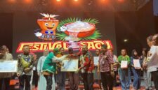 Penyerahan piagam diwakili oleh Wakil Gubernur Papua, Aryoko Alberto Ferdinand Rumaropen, kepada Art Director Tifa Creative, Alfo Smith, didampingi Dina Merani selaku Ketua Umum Tifa Creative, di halaman Kantor Gubernur Papua, Jayapura, dalam rangkaian Festival Sagu yang diselenggarakan Kantor Wilayah Kementerian Hukum Papua, Jumat (24/4/2026) malam. (Foto: Dok. Tifa Creative)