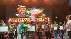 Penyerahan piagam diwakili oleh Wakil Gubernur Papua, Aryoko Alberto Ferdinand Rumaropen, kepada Art Director Tifa Creative, Alfo Smith, didampingi Dina Merani selaku Ketua Umum Tifa Creative, di halaman Kantor Gubernur Papua, Jayapura, dalam rangkaian Festival Sagu yang diselenggarakan Kantor Wilayah Kementerian Hukum Papua, Jumat (24/4/2026) malam. (Foto: Dok. Tifa Creative)