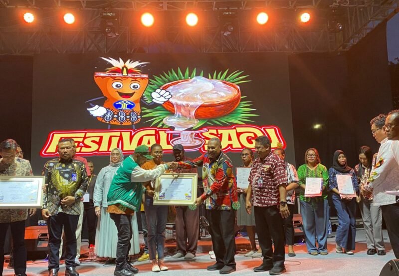 Penyerahan piagam diwakili oleh Wakil Gubernur Papua, Aryoko Alberto Ferdinand Rumaropen, kepada Art Director Tifa Creative, Alfo Smith, didampingi Dina Merani selaku Ketua Umum Tifa Creative, di halaman Kantor Gubernur Papua, Jayapura, dalam rangkaian Festival Sagu yang diselenggarakan Kantor Wilayah Kementerian Hukum Papua, Jumat (24/4/2026) malam. (Foto: Dok. Tifa Creative)