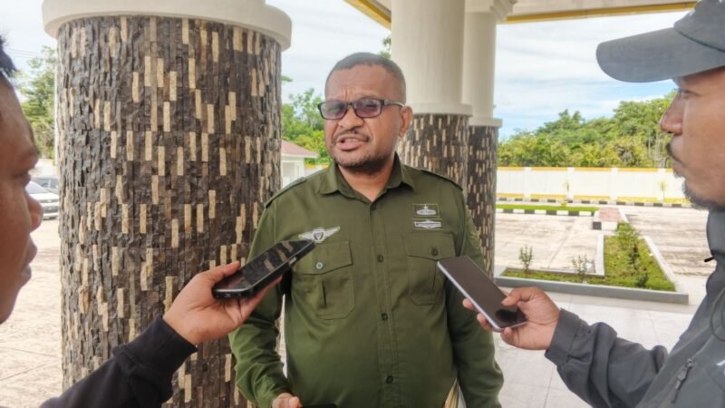 Kepala Badan Perencanaan Pembangunan Daerah (Bappeda) Mimika, Septinus Timang. (Foto: Galeri Papua/Kevin Kurni)