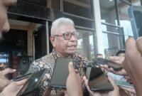 Bupati Mimika, Johannes Rettob, diwawancarai awak media usai mengikuti kegiatan Yudisium Sarjana Keperawatan Jalur Kerjasama Institut Nani Hasanuddin Periode I Tahun Akademik 2025/2026 di Gedung Emeneme Yauware, Timika, Papua Tengah. (Foto: Galeri Papua/Kevin Kurni)