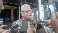 Bupati Mimika, Johannes Rettob, diwawancarai awak media usai mengikuti kegiatan Yudisium Sarjana Keperawatan Jalur Kerjasama Institut Nani Hasanuddin Periode I Tahun Akademik 2025/2026 di Gedung Emeneme Yauware, Timika, Papua Tengah. (Foto: Galeri Papua/Kevin Kurni)