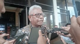 Bupati Mimika, Johannes Rettob, diwawancarai awak media usai mengikuti kegiatan Yudisium Sarjana Keperawatan Jalur Kerjasama Institut Nani Hasanuddin Periode I Tahun Akademik 2025/2026 di Gedung Emeneme Yauware, Timika, Papua Tengah. (Foto: Galeri Papua/Kevin Kurni)