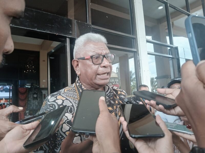 Bupati Mimika, Johannes Rettob, diwawancarai awak media usai mengikuti kegiatan Yudisium Sarjana Keperawatan Jalur Kerjasama Institut Nani Hasanuddin Periode I Tahun Akademik 2025/2026 di Gedung Emeneme Yauware, Timika, Papua Tengah. (Foto: Galeri Papua/Kevin Kurni)