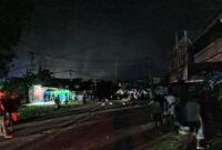 Aksi saling serang antarkelompok terjadi di kawasan Gorong-Gorong Kompleks Biak, Kabupaten Mimika, Sabtu (25/4/2026) malam. (Foto: Galeri Papua/Kevin Kurni)