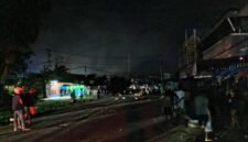 Aksi saling serang antarkelompok terjadi di kawasan Gorong-Gorong Kompleks Biak, Kabupaten Mimika, Sabtu (25/4/2026) malam. (Foto: Galeri Papua/Kevin Kurni)