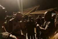 Aparat kepolisian sedang mengumpulkan keterangan terkait aksi bentrokan yang terjadi di kawasan Gorong-gorong, Mimika, Papua Tengah, pada Sabtu (25/4/2026) malam. (Foto: Galeri Papua/Kevin Kurni)