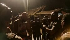 Aparat kepolisian sedang mengumpulkan keterangan terkait aksi bentrokan yang terjadi di kawasan Gorong-gorong, Mimika, Papua Tengah, pada Sabtu (25/4/2026) malam. (Foto: Galeri Papua/Kevin Kurni)