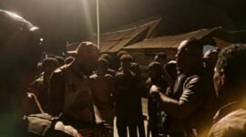 Aparat kepolisian sedang mengumpulkan keterangan terkait aksi bentrokan yang terjadi di kawasan Gorong-gorong, Mimika, Papua Tengah, pada Sabtu (25/4/2026) malam. (Foto: Galeri Papua/Kevin Kurni)